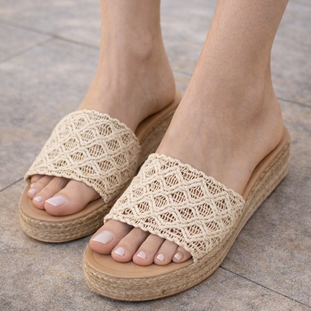 *Like New* Cliffs by White Mountain “Biankka” Single Strap Slides
